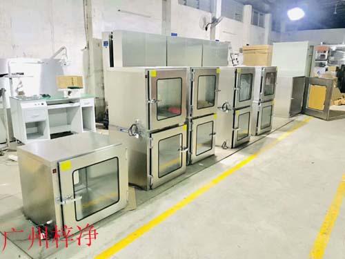 普通傳遞窗適用于對(duì)傳遞物品的衛(wèi)生要求不是特別高的場(chǎng)合，如一些非食品加工的工業(yè)環(huán)境。