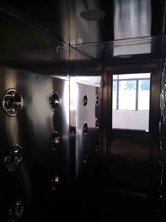 門禁刷卡風(fēng)淋室內(nèi)結(jié)構(gòu)整個(gè)產(chǎn)品外形板材采用304不銹鋼板材沖壓成型，防銹、堅(jiān)固耐用