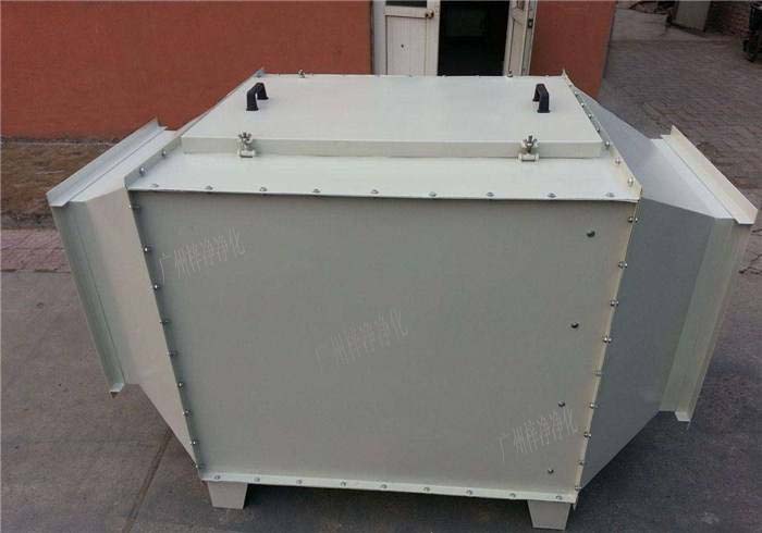 空氣過(guò)濾箱內(nèi)部結(jié)構(gòu)裝的初效空氣過(guò)濾器，高效空氣過(guò)濾器，風(fēng)機(jī)組合而成。