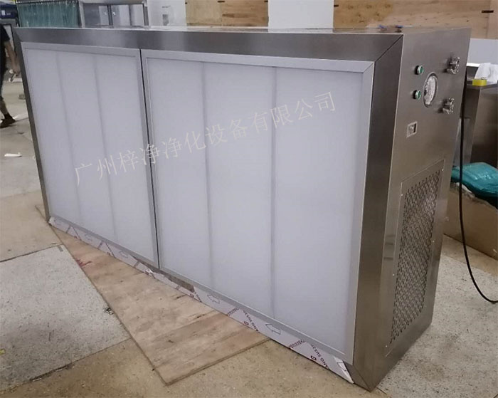 潔凈層流罩它主要由箱體、風機、初效空氣過濾器、高效空氣過濾器、阻尼層、燈具等組成。