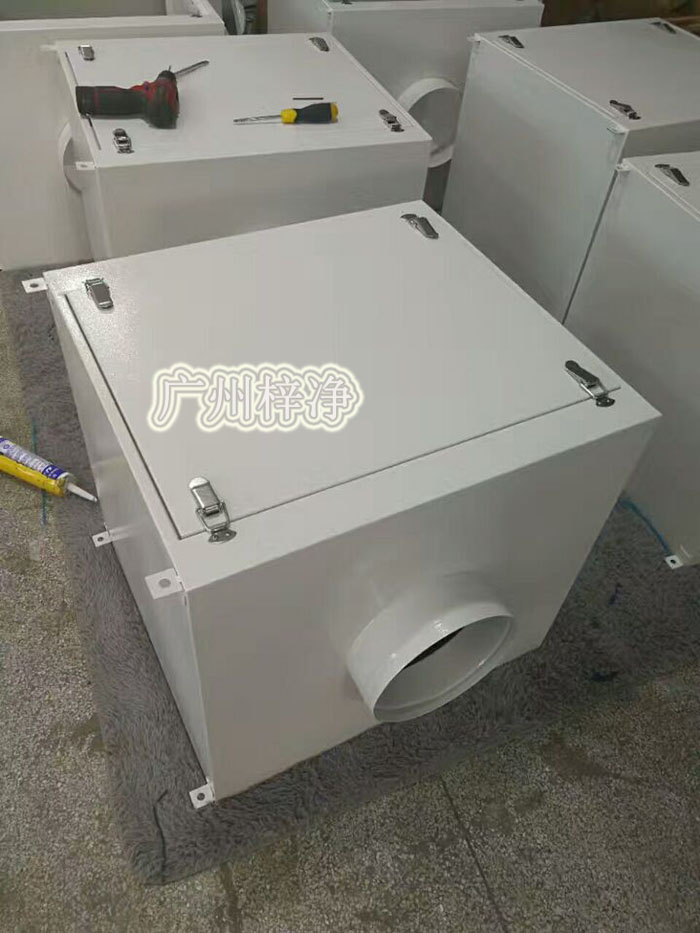 增壓新風(fēng)柜根據(jù)所需風(fēng)量的風(fēng)壓不同，在電機功率適用范圍內(nèi)調(diào)整風(fēng)機轉(zhuǎn)速，達到所需效果；