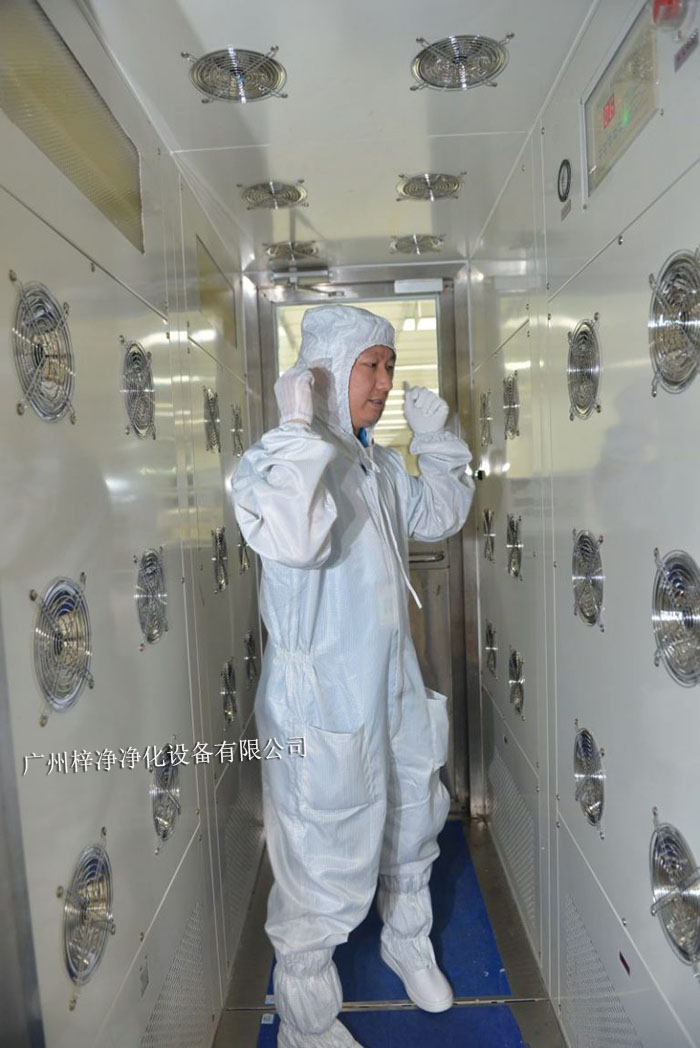 風淋室不僅可以為工作人員提供清潔的空氣環(huán)境，還可以對物料進行凈化處理。