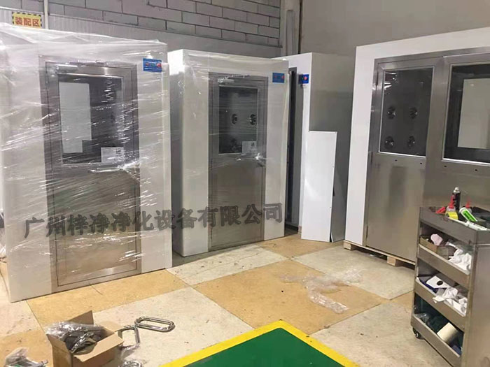 風(fēng)淋室作為一種重要的凈化設(shè)備，廣泛應(yīng)用于無塵室、電子、制藥等行業(yè)。