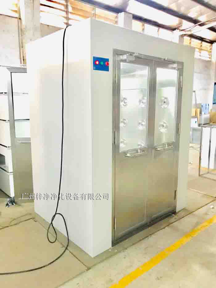 風淋室是一種密閉的凈化設(shè)備，主要由外殼、風淋噴嘴、風機、空氣過濾器、控制系統(tǒng)等部分組成。