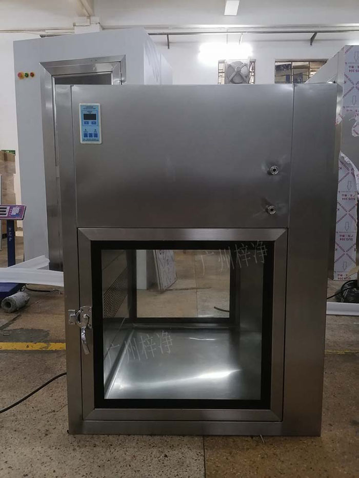 傳遞窗通常包括冷軋鋼板噴塑制作或優(yōu)質(zhì)不銹鋼制作、透明玻璃，紫外線殺菌燈、照明和局部高效過濾器等。