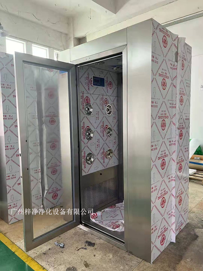 風(fēng)淋室的主要功能是通過(guò)高速氣流將塵埃和污物吹離工作人員的衣物和身體，從而確保進(jìn)入潔凈室的環(huán)境符合規(guī)定的潔凈度標(biāo)準(zhǔn)。