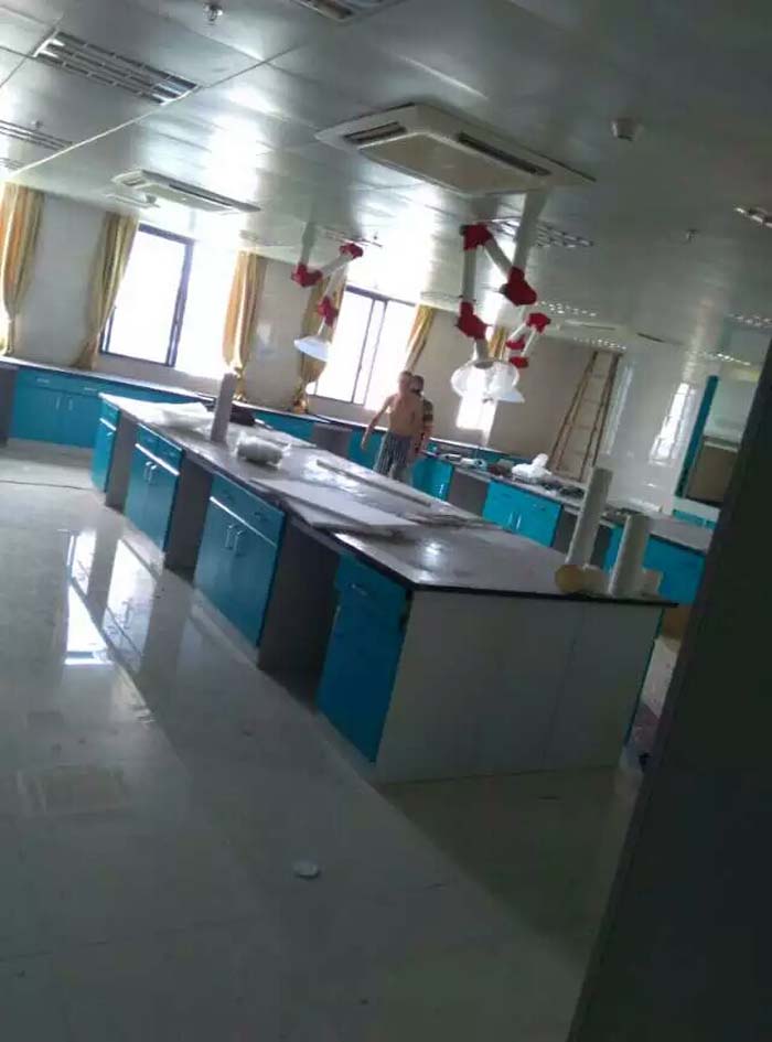 實驗臺應(yīng)安裝在穩(wěn)固的支撐結(jié)構(gòu)上，確保實驗臺在使用過程中的穩(wěn)定性。