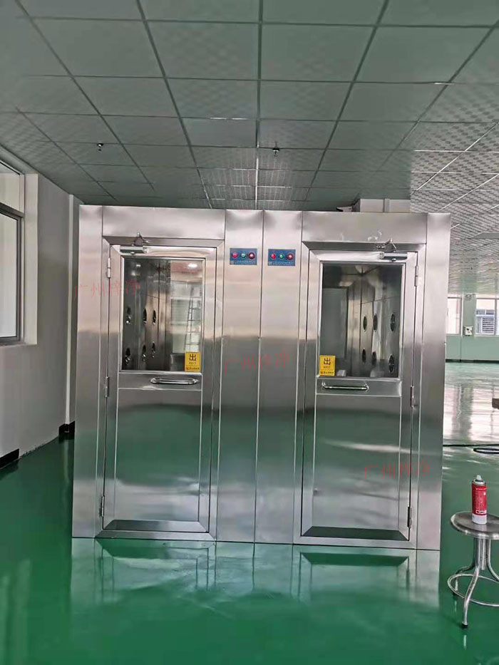 風(fēng)淋室主要功能是確保工作人員在進(jìn)入潔凈區(qū)前，通過吹淋去除身上的塵埃和微粒。