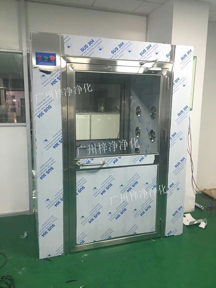 防爆風(fēng)淋室是指風(fēng)淋室的電機(jī)、指示燈、照明燈、接線管必須嚴(yán)格按照防爆標(biāo)準(zhǔn)