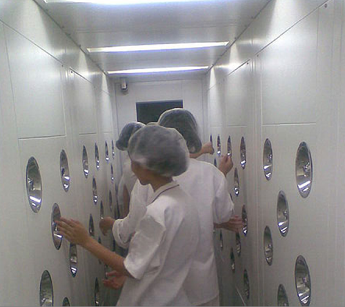 在進入風(fēng)淋室之前，必須先脫去個人衣物，更換成潔凈服。