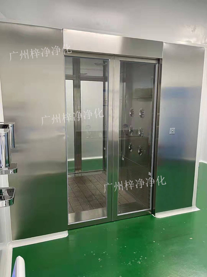 對于貨淋室，則通常位于物料進入潔凈室的位置