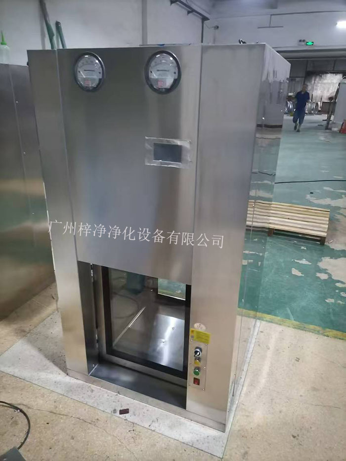 傳遞窗是一種用于潔凈室內(nèi)部或潔凈室與外界之間傳遞物品的設(shè)備，可以防止外部污染進(jìn)入潔凈室。