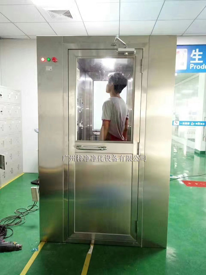 風淋室工作原理是通過高速氣流的沖擊，有效清除進入潔凈室的人員、物料表面攜帶的塵埃和污染物。
