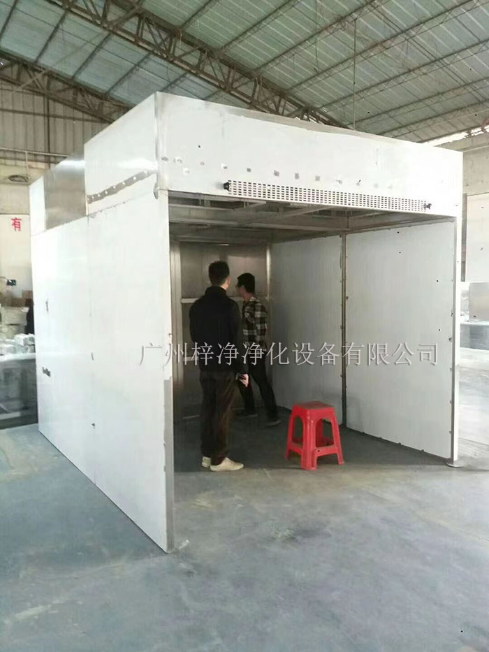 負(fù)壓稱稱量罩通過創(chuàng)造一個(gè)低氣壓的環(huán)境，防止生產(chǎn)過程中的粉塵、揮發(fā)物等有害物質(zhì)逸散到外界環(huán)境中，同時(shí)確保稱量結(jié)果的準(zhǔn)確性。