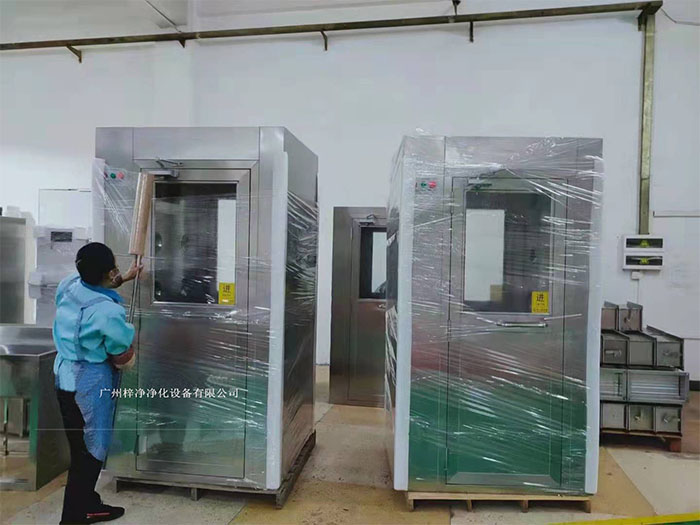 在風淋室外部包裝上，使用纏繞膜可以進一步提高包裝的密封性和抗沖擊性。