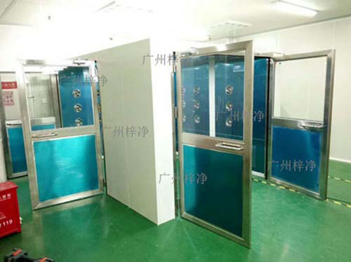 轉(zhuǎn)角風(fēng)淋室應(yīng)安裝在潔凈車間內(nèi)部人流物流頻繁且潔凈度要求較高的區(qū)域。通常位于轉(zhuǎn)角或門口等關(guān)鍵位置。
