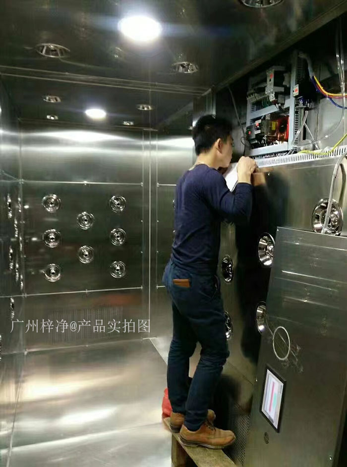 檢查風淋室控制器是否損壞，按鈕是否失靈。