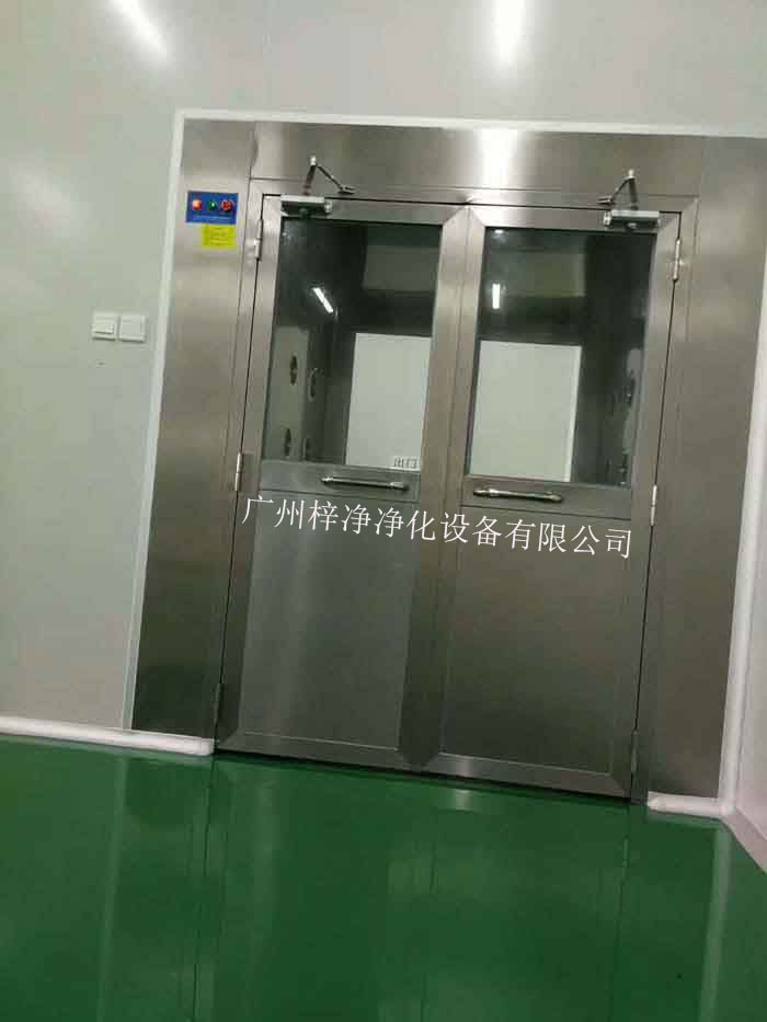 風(fēng)淋室的主要功能是利用高速氣流對(duì)人體或物品進(jìn)行吹淋，迅速去除其表面的塵埃和微粒，從而達(dá)到潔凈的目的。