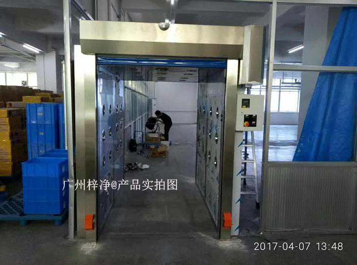 快速卷簾門(mén)風(fēng)淋室和快速卷簾門(mén)貨淋室的工作原理主要基于高效過(guò)濾器和快速氣流交換。