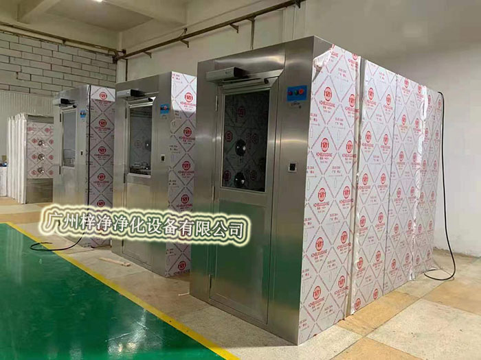 全不銹鋼風(fēng)淋室通道外觀簡潔、大方，使用壽命長