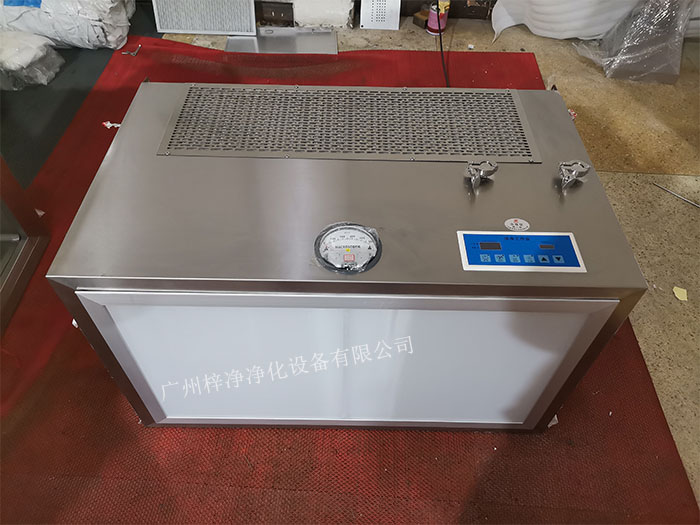 潔凈層流罩是一種用于保護(hù)局部區(qū)域免受塵埃和微生物污染的層流設(shè)備。