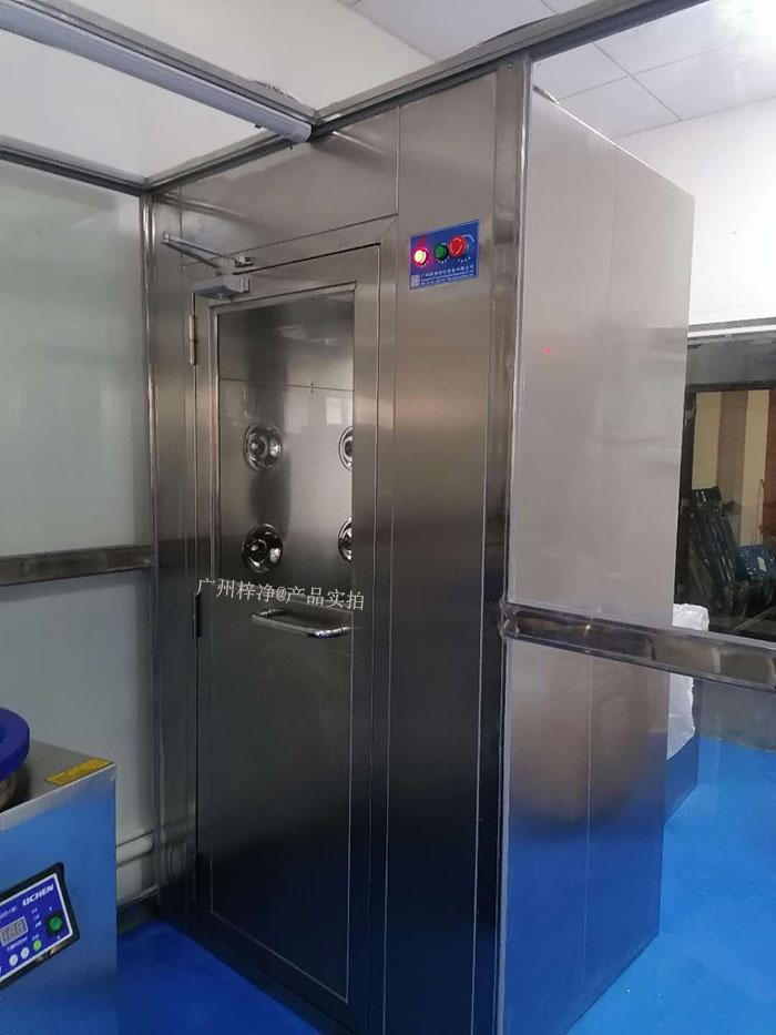 實驗室中的實驗往往對環(huán)境要求極高，風(fēng)淋室的使用可以有效減少實驗過程中的污染，保證實驗結(jié)果的準(zhǔn)確性