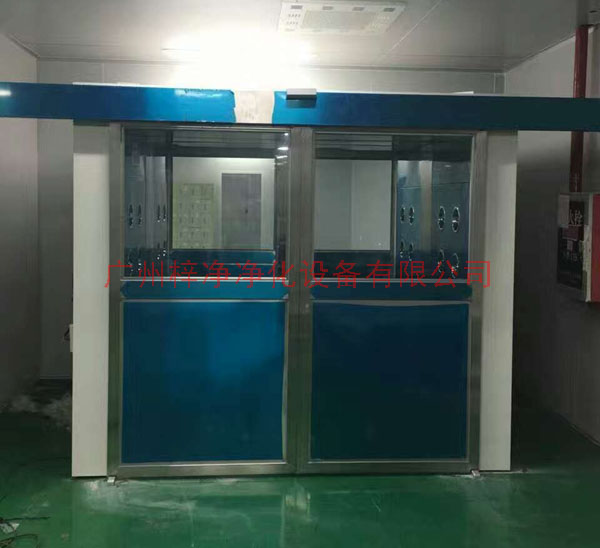 自動門風淋室感應探測器探測到有人進入時，將脈沖信號傳給主控器