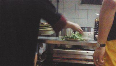 7月23日，漢麗軒烤肉超市昌平店，服務員將幾盤顧客剩菜（左手中疊在一起的是幾盤肉，其右手正整理韭菜）端回后廚，進行整理后準備再送往餐廳自助取餐區(qū)供顧客食用。