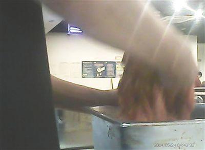 在開餐前，烤肉店一名員工正徒手攪拌肉片。
