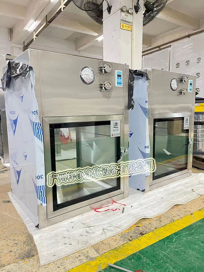 百級(jí)層流罩與百級(jí)層流傳遞窗都是醫(yī)藥行業(yè)的層流凈化設(shè)備選擇之一