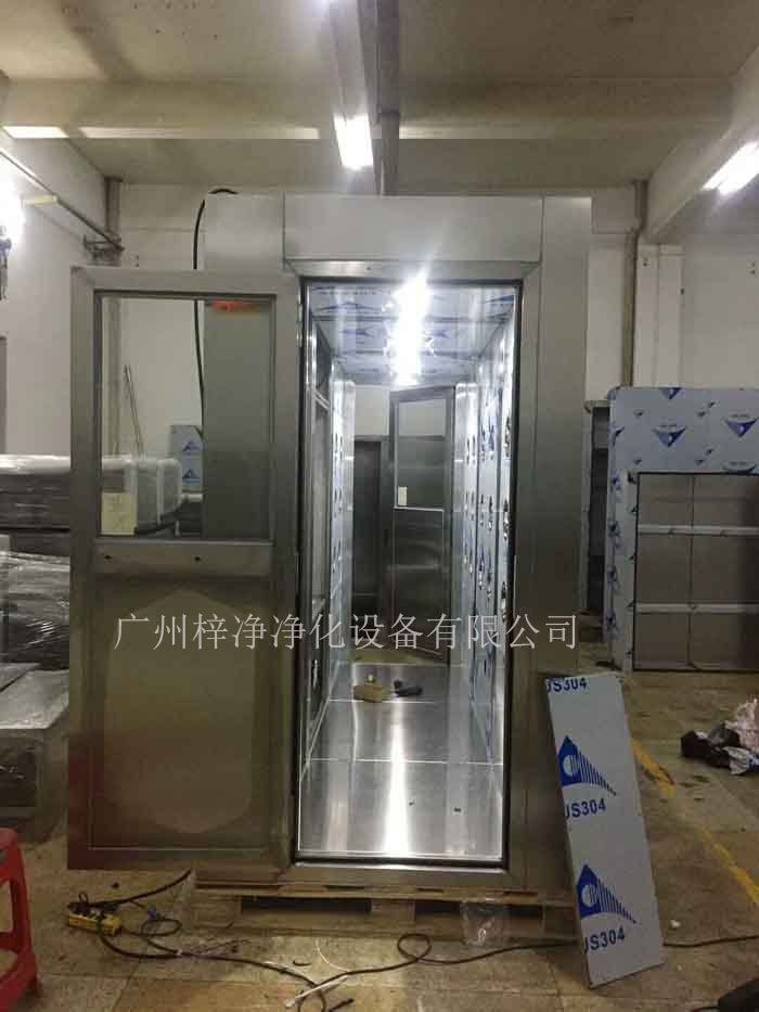 全不銹鋼風(fēng)淋室通道的安裝維護